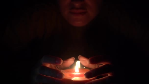 Die Kerze Wird Einem Glas Entzündet Das Von Einer Schönen — Stockvideo