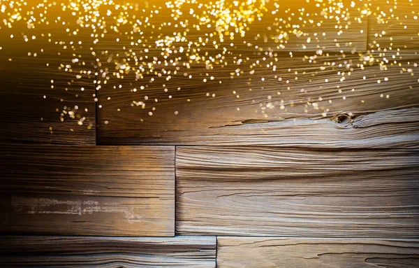 在圣诞节前的木板上 木制的乡村背景上闪烁着温暖的金色花环灯 闪闪发光的覆盖物 — 图库照片