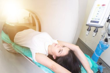 Radyolog, bilgisayarlı tomografi odasında bir kadın hasta ile birlikte.