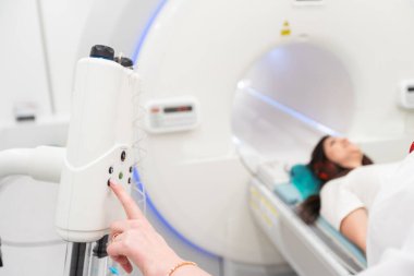 Modern hastane laboratuvarında tıbbi tomografi ya da MRI taraması. Radyografi bölümünün içi. Beyaz odada teknolojik olarak gelişmiş ekipmanlar var. Manyetik rezonans tanılama makinesi.