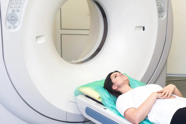 Ct扫描技师在电脑断层扫描扫描仪中俯瞰病人 为手术做准备 女病人进入Ct扫描仪 — 图库照片