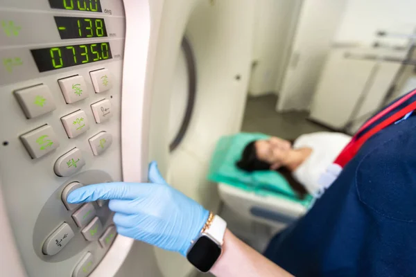 计算机断层扫描室里有一位女病人的放射学家 — 图库照片