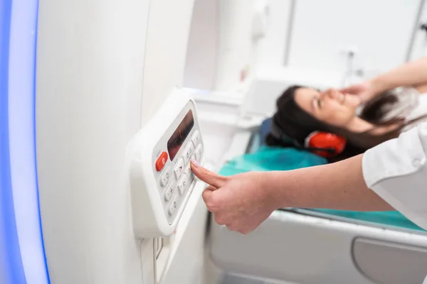 女性患者在医院进行 Mri 磁共振成像 医疗设备和医疗保健 — 图库照片