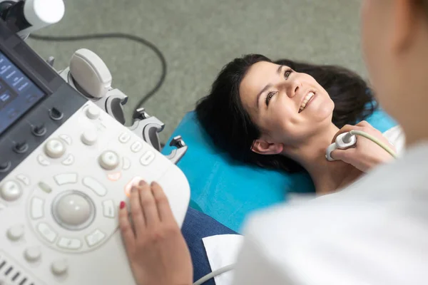 临床妇女甲状腺超声扫描诊断 医生操作超声传感器 — 图库照片