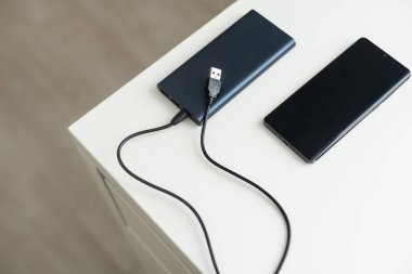 Mobil cihazları şarj etmek için güç bankası. Akıllı telefon şarj aleti. Mobil aygıtlar için dış pil