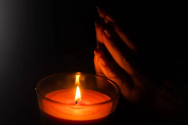 Женщина Свечой Темном Фоне Спокойная Девушка Молится Рождественские Праздники Концепция — стоковое фото
