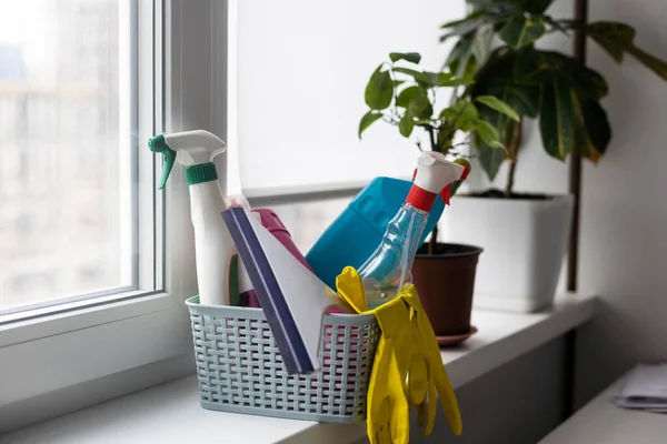 洗涤剂 家里装有清洁用品的篮子 — 图库照片