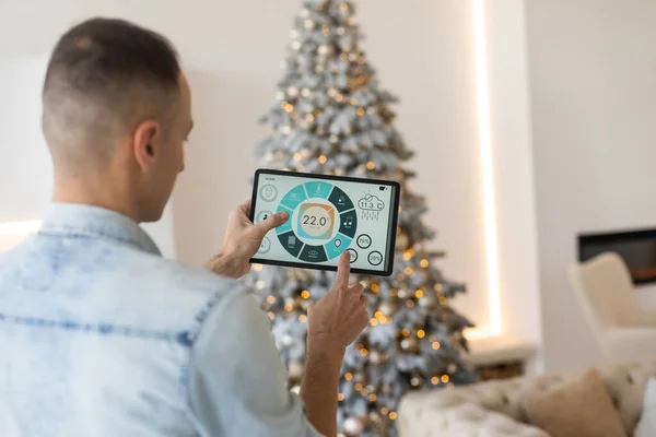 Muž Používat Inteligentní Domácí Ovládání Tablet Vánocích — Stock fotografie