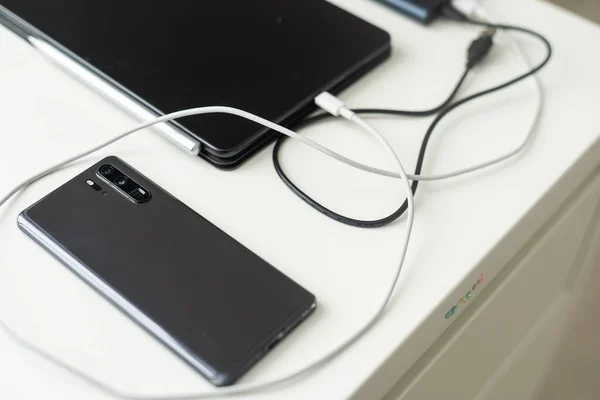 Cabluri Încărcare Usb Pentru Smartphone Tabletă Vizualizarea Sus — Fotografie, imagine de stoc