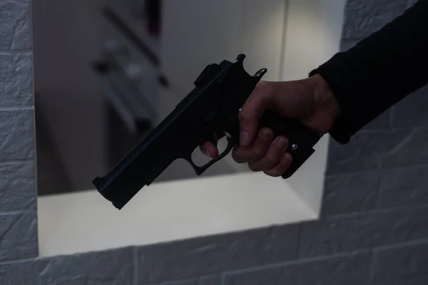 Eine Männerhand Mit Einer Spielzeugpistole — Stockfoto