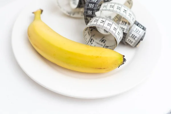 Maßband Mit Banane Auf Dem Teller Gesunde Ernährung Und Ernährungskonzept — Stockfoto