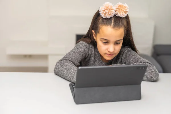 Kızlar Tablete Yazma Ödev Oturumunda Kapatmak — Stok fotoğraf
