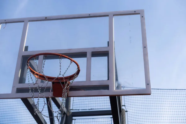 Mavi Gökyüzü Arka Planında Sepeti Olan Yeni Basketbol Tahtası — Stok fotoğraf
