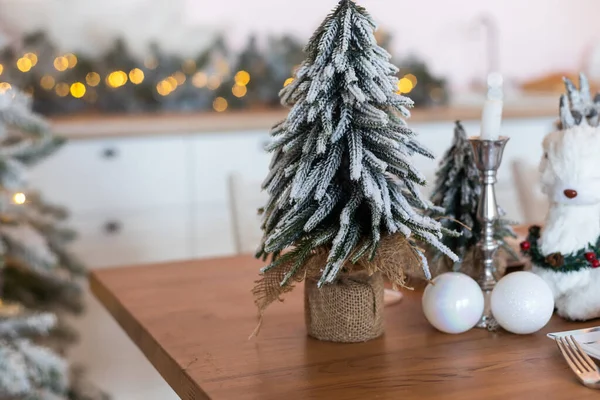 Holztischplatte Mit Schneidebrett Und Verschwommene Küche Mit Weihnachtsbaum Hintergrund Zur — Stockfoto
