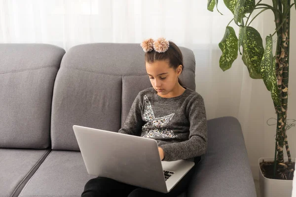 Onderwijs Online Lessen Cursussen Voor Scholieren Joyful Tiener Meisje Zoek — Stockfoto