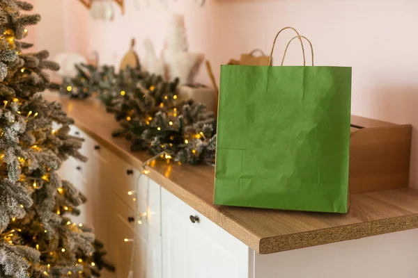 Los Paquetes Servicio Entrega Están Mesa Cocina Decorada Para Navidad —  Fotos de Stock