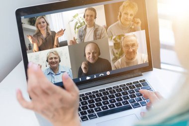 Dizüstü bilgisayardaki Online Grup Video Konferansı.