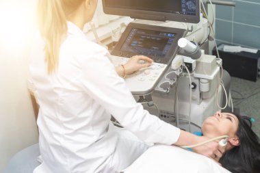 Doktor ve hasta. Ultrason cihazları. Teşhisler. Sonografi