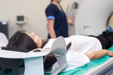 Doktor kadın hasta stok fotoğraf için bilgisayarlı tomografi yapıyor. Tıp tanı kavramı.