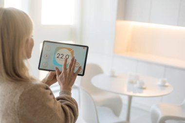 Tablet uygulaması tarafından kontrol edilen akıllı mutfak kavramı.