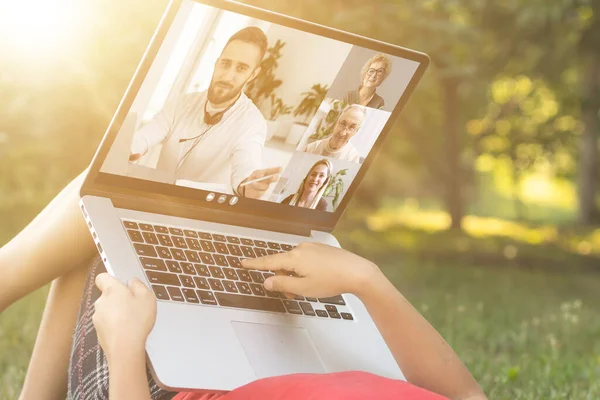 Converse Online Com Família Laptop Piquenique Natureza Ensino Casa Trabalho — Fotografia de Stock