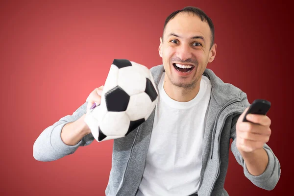 Männlicher Fußballfan Mit Zerknittertem Ball Und Fernbedienung — Stockfoto