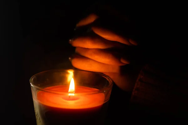 Frau Mit Kerze Auf Dunklem Hintergrund Ruhiges Mädchen Beim Beten — Stockfoto