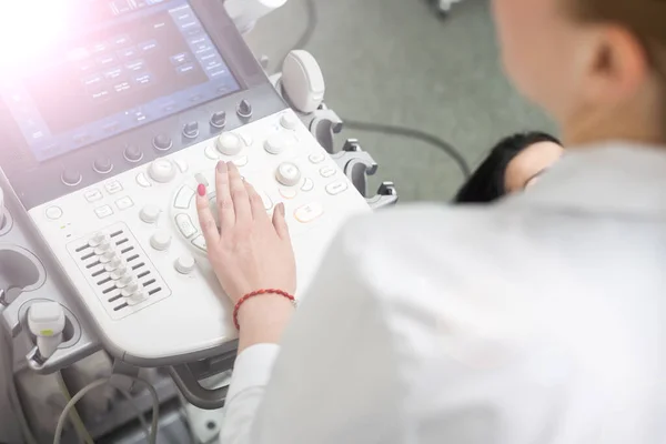 Mujer Endocrinóloga Haciendo Ultrasonografía Una Paciente Consultorio Ultrasonido Diagnóstico Por — Foto de Stock