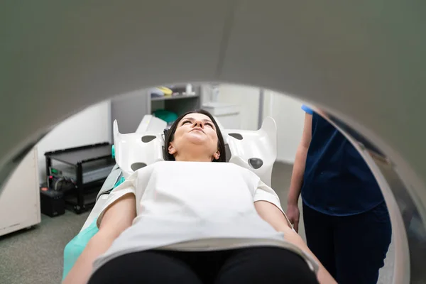 医院用计算机断层扫描机对放射科技术人员和病人进行扫描和诊断 — 图库照片