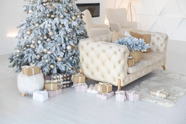 Gyönyörű Karácsonyi Ajándékdobozok Padlón Fenyőfa Közelében Szobában — Stock Fotó