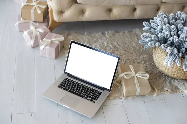 Computer Laptop Met Leeg Scherm Kerstboom Winter Achtergronden — Stockfoto