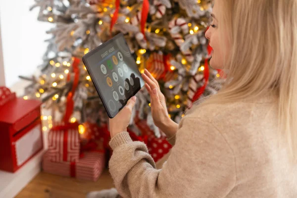 Jovem Mulher Usando Aplicação Sua Casa Inteligente Natal — Fotografia de Stock