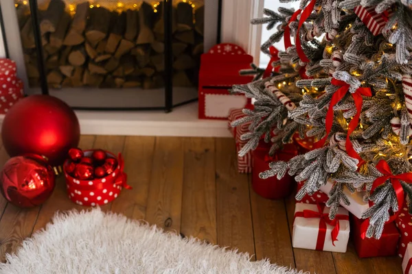 Vánoce Nový Rok Pozadí Dárkové Krabice Blízkosti Zdobené Vánoční Stromeček — Stock fotografie
