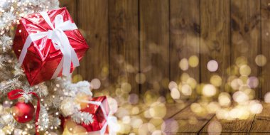 Ahşap bir duvarın arkasında çelenk olan bir Noel ağacında kırmızı bir Noel topu. Yüksek kalite fotoğraf