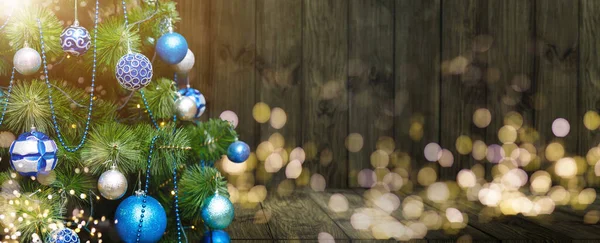 Árbol Navidad Con Decoraciones Cerca Una Chimenea Con Luces Foto — Foto de Stock