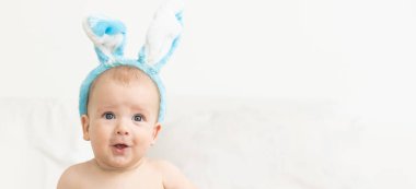 Kafkasyalı mutlu bir kız çocuğu. Altı aylık, tavşan kulaklı..