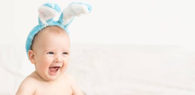 Tavşan kulaklı şirin bir çocuk, Paskalya.