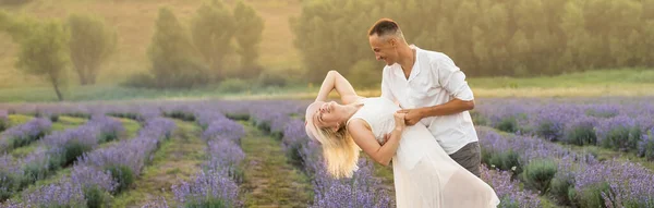 ラベンダー畑のカップル 抱擁のカップル — ストック写真
