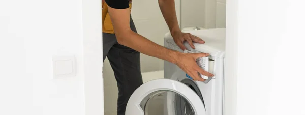 Çamaşır Makinesini Tamir Eden Üniformalı Genç Çekici Bir Işçi — Stok fotoğraf