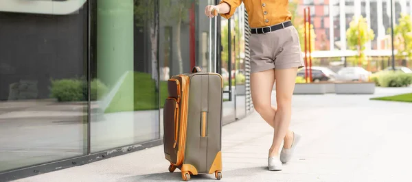 旅行箱 女人们带着旅行箱在度假地点用镜头照明弹旅行 带着旅行箱旅行的概念 — 图库照片
