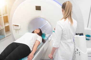 Kadın hasta MRI - manyetik rezonans görüntüleme hastanede. Tıbbi malzeme ve sağlık.