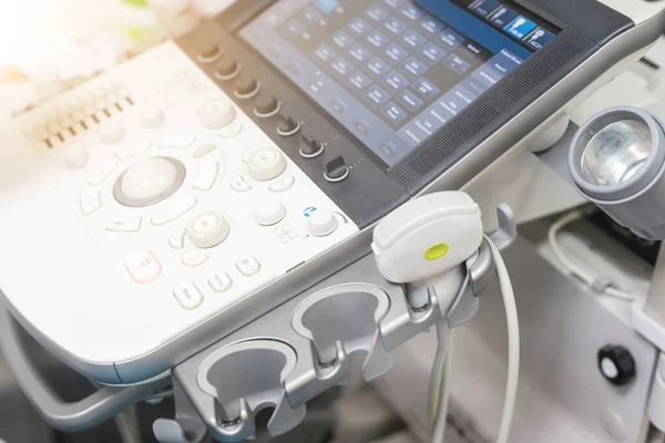 在医院的诊断室里装有线性探头的医用超声波机 现代医疗设备 预防医学和保健概念 — 图库照片