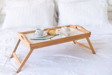 Kahvaltı, yatakta kahvaltı tepsisi..