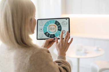 Tablet uygulaması tarafından kontrol edilen akıllı mutfak kavramı.