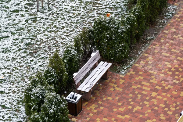 Θλιμμένη Φθινοπωρινή Μέρα Και Πρώτο Χιόνι Μια Πλατεία Της Πόλης — Φωτογραφία Αρχείου