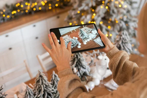 Férias Inverno Diy Conceito Hobby Close Mulher Com Computador Tablet — Fotografia de Stock
