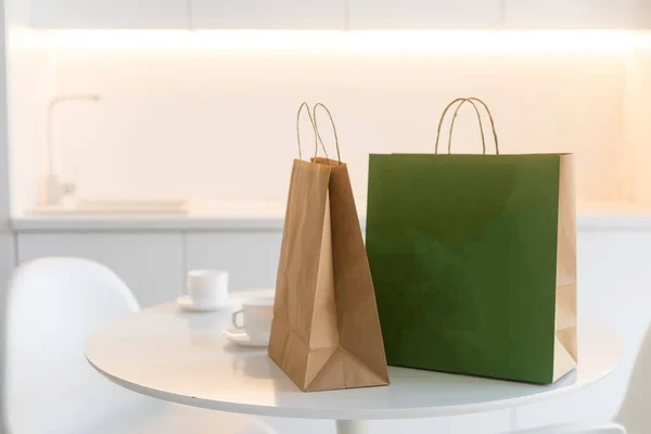 交付概念 纸袋包装在桌子上 非接触式送货服务 食物带走 大流行 Coronavirus Covid 订购食物 网上购物 — 图库照片