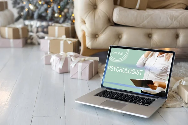 Psycholoog Online Een Laptop Met Kerstmis Online Consultatie Concept — Stockfoto