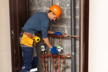 Bakım mühendisi kazan dairesi sistem Ekipmanları Isıtma teknik veri denetleniyor. Basınç ölçer ev ısıtma sistemi için yükleme tesisatçı.