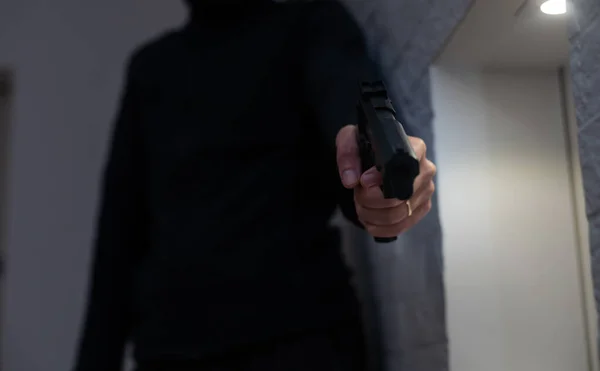 Ancaman Senjata Api Pistol Laras Panjang Tangan Pria Diarahkan Kamera — Stok Foto